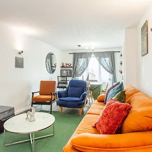 unique-colourful-vintage-apartment.cambridgehotelsuk.com/