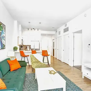 modern-1br-downtown-oasis-w-balcony-rooftop-pool.hotelstampa.org/